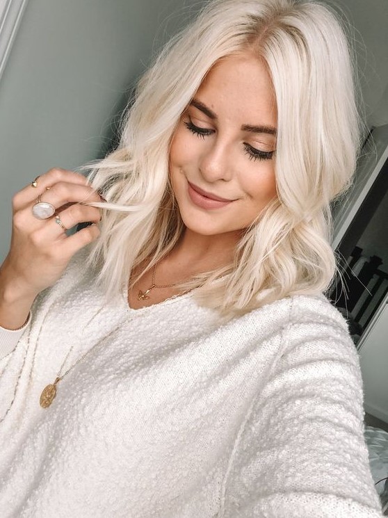 Gorgeous medium length platinum blonde hair with volume and waves is a stylish and eye catching idea to try