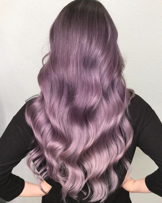long lavender hair with waves and volume is a stylish and chic idea, it looks pretty glamorous
