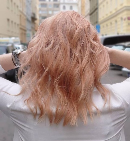 peachy rose gold medium length hair with waves is a lovely idea to rock this spring and summer and it looks lovely