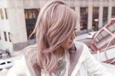 shoulder-length dusty pink hair with a bit of volume and texture looks very eye-catching