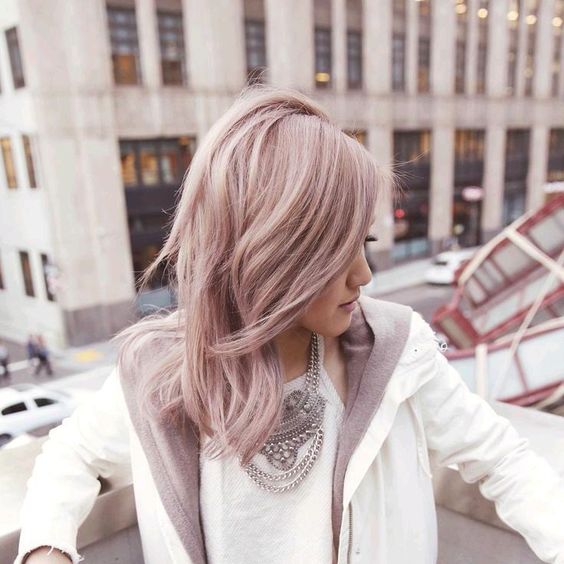 shoulder-length dusty pink hair with a bit of volume and texture looks very eye-catching