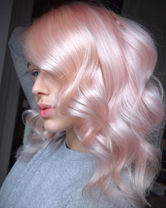 Shoulder length platinum pink hair with waves and volume is a cool idea, it looks amazing and very shiny