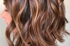 a beautiful long bob with layers, caramel balayage and waves is a very chic and relaxed idea that looks sexy