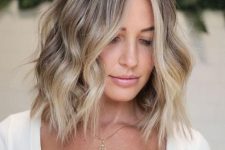 a bronde long wavy bob with textural waves is a cool idea, it looks effortlessly chic and cool