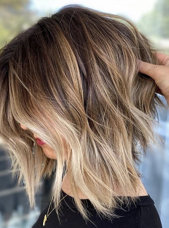 a brown bob wih blonde balayage, with messy waves and bangs is a lovely and catchy idea to stand out