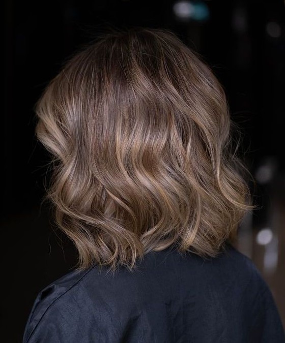 a long bronde bob with golden blonde highlights and waves is a catchy and stylish idea, it looks delicate