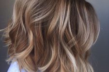 a long bronde bob with waves and blonde highlights, with a lot of volume is a chic and stylish idea to rock