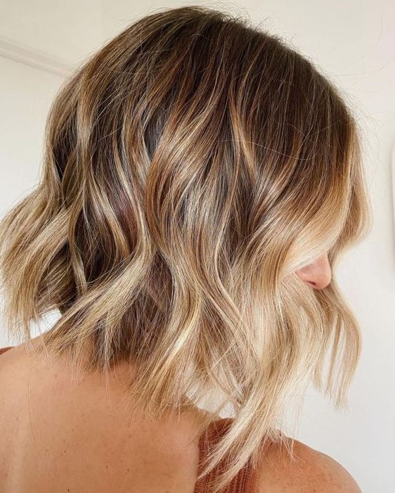 A lovely A line bronde wavy bob with a blonde money piece is a chic and lovely idea for everyone