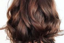 a midi wavy and messy layered bob in chestnut is an amazing idea, it looks catchy and bold