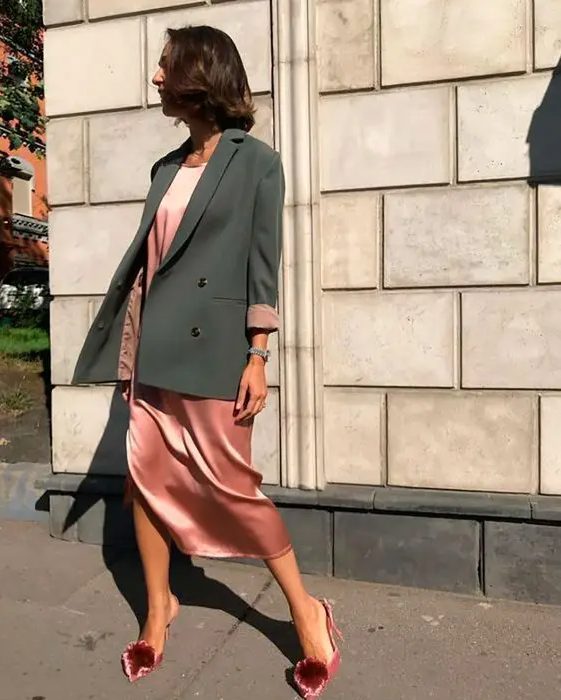 a pink slip midi dress, pink heels with pompoms and a grey oversized blazer are a lovely and simple wedding guest look