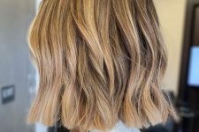 a pretty and elegant wavy bronde bob with a darker root and some volume is a stylish idea, blonde touches will refresh the look