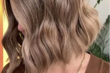 a stylish bronde long bob with a bit of waves and volume is a catchy and stylish idea to rock