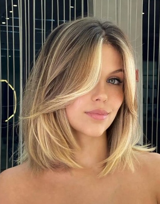 an elegant bronde long bob with blonde balayage and blonde money piece is a chic and very refined idea
