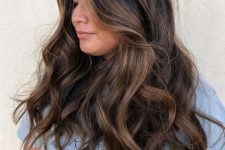 long and extra volumetric dark hair with caramel balayage with waves is a very beautiful solution that wows