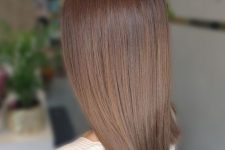 shoulder-length light brown hair, very straight, is an elegant and chic solution for anyone