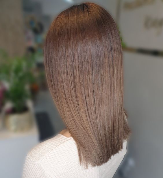 Shoulder length light brown hair, very straight, is an elegant and chic solution for anyone