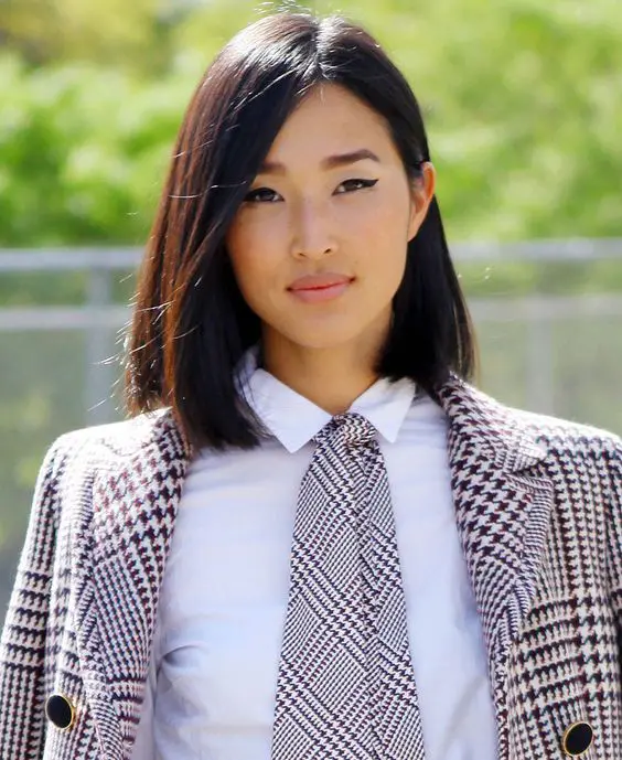 a gorgeous black collarbone bob haircut with side part is an awesome idea to rock right now