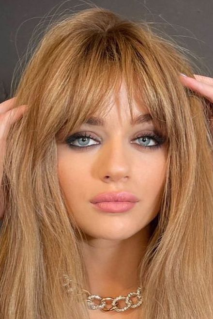 long honey blonde hair with Birkin bangs and a lot of volume is a classy and relaxed hair idea