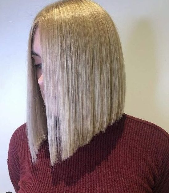 A beautiful and chic creamy blonde A line long bob with side parting is always a chic idea that works