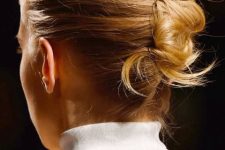 a creative French chignon realized on short hair and with a bump on top is a cool solution with a retro feel