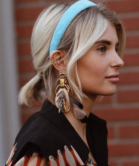 a low relaxed ponytail with side bangs and a blue headband is a cool solution for every day