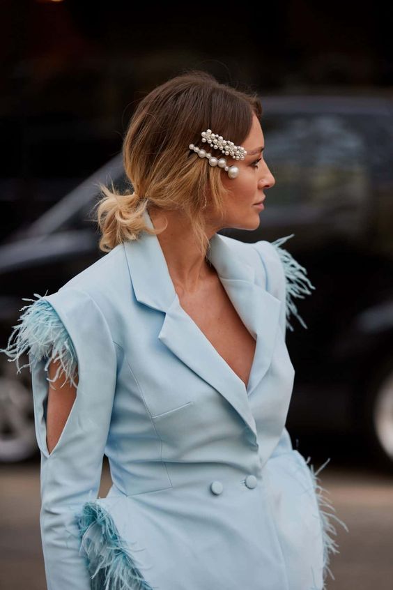 a low wavy ponytail on ombre hair, with pearl barrettes is a chic idea for a party