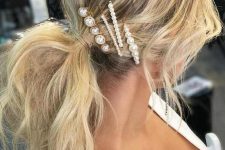 an arrangement of pearl hair pins is a cool idea to accessorize your simple and messy ponytail