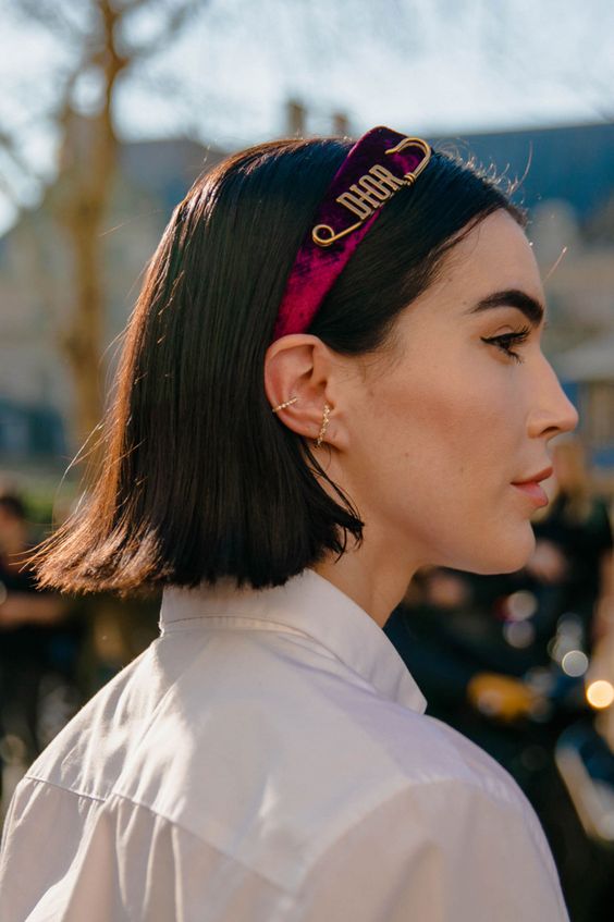 a super bold look with a burgundy velvet headband and a Dior pin is gorgeois and super trendy