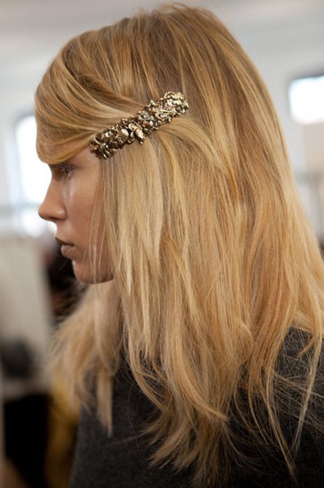 messy layered hair with a gold floral hair pin as an accent looks festive, bold and chic