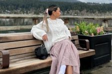27 a feminine look with an oversized patterned sweater, a dusty pink midi skirt, white socks and pink ballet flats
