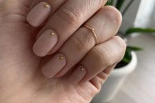 39 nude nails accented with gold touches that match the jewelry and look amazing