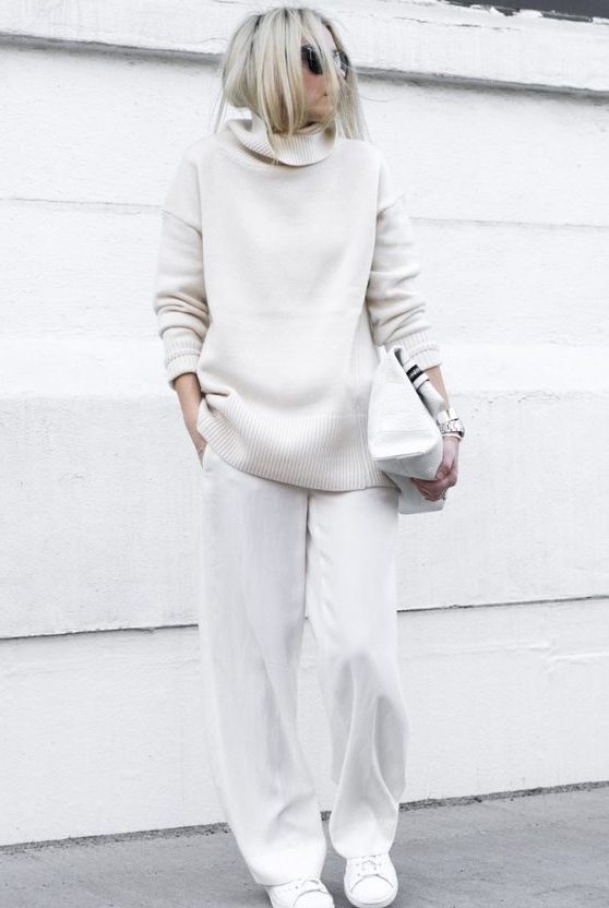 a white turtleneck sweater and pants, a large bag and sneakers for a comfy casual look