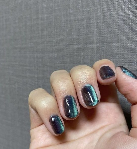 dark green velvet nails are a gorgeous idea for the fall and winter, they will add color and interest to your look