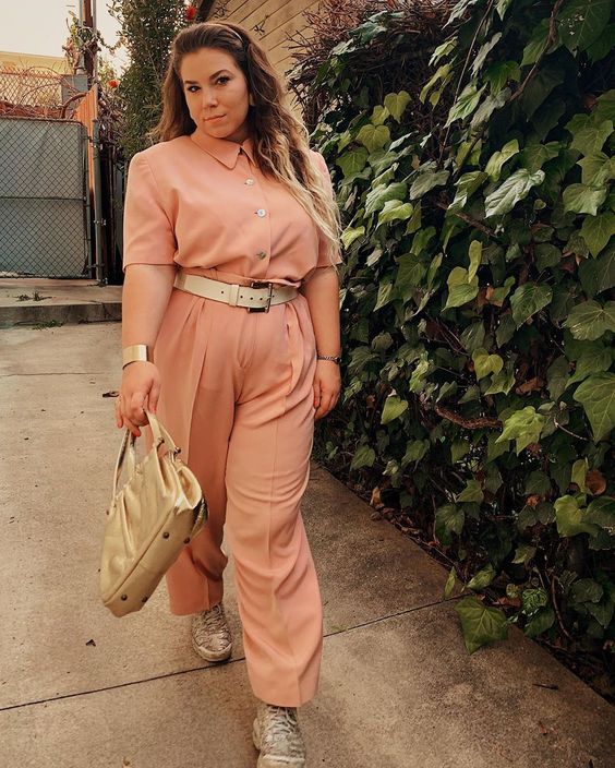 a Peach Fuzz jumpsuit, neutral sneakers, a belt and a neutral bag for a spring to summer look