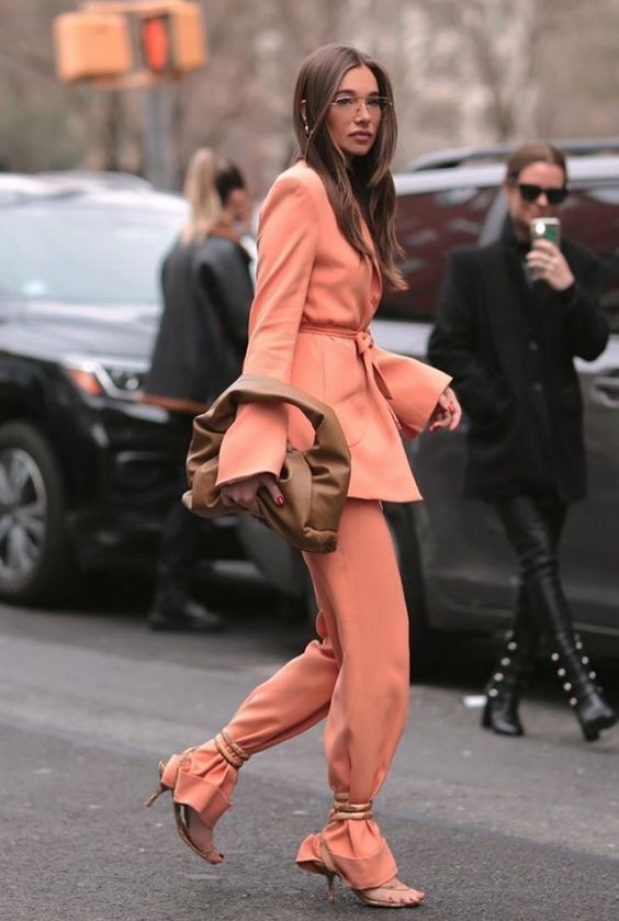 a Peach Fuzz look with an oversized pantsuit, lace up shoes and a brown bag is a cool idea for spring