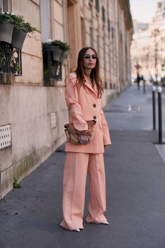 a Peach Fuzz pantsuit with an oversized blazer, wideleg pants, white pointed shoes and a leather bag is wow