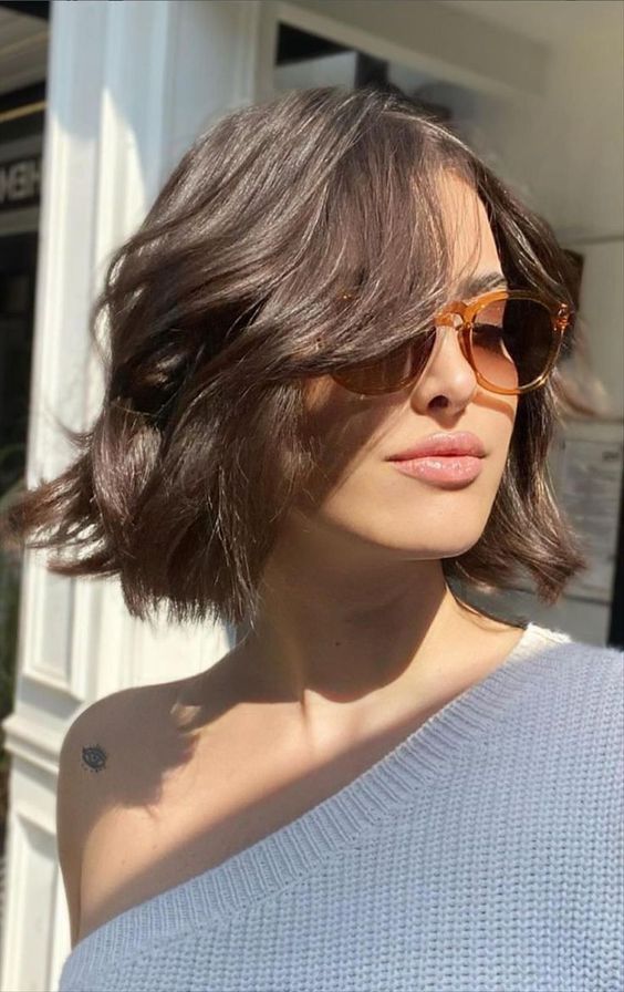a beautiful dark brown wavy and messy bob is a cool idea to wear with casual looks, it's effortless