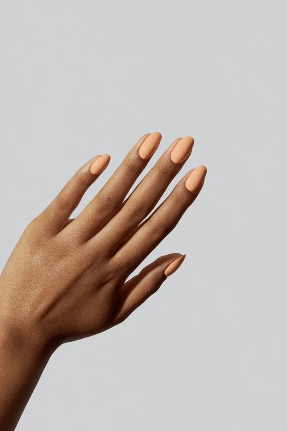 a classy almond-shaped Peach Fuzz manicure is always a good idea, it can work in any season and looks quite subtle