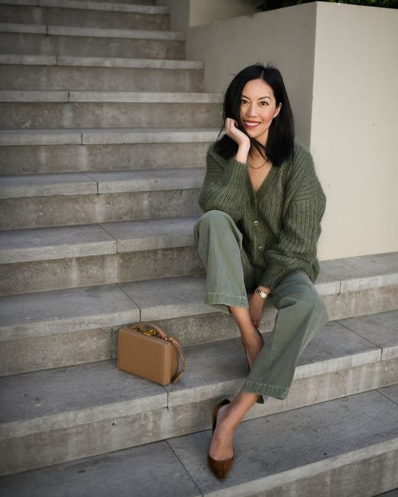 a classy fall work look with a green chunky knit cardigan, green jeans, brown shoes and a beige box bag