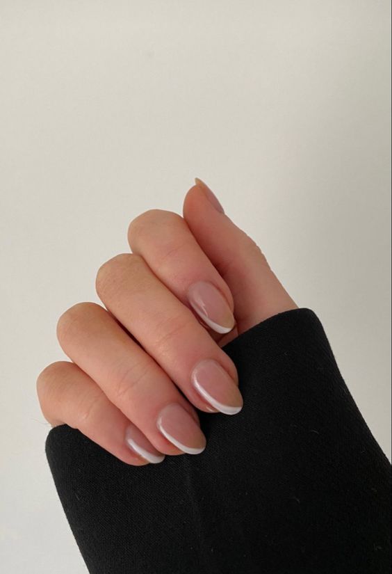 a creative French manicure like this one will be a very eye-catchy idea for a modern bride who still loves classics