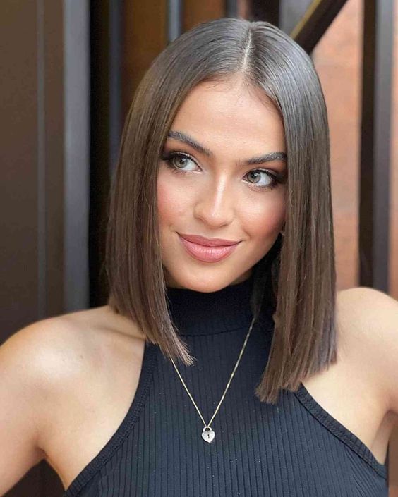 a pretty light brown long bob with straight hair is a stylish and chic idea, it looks elegant and modern