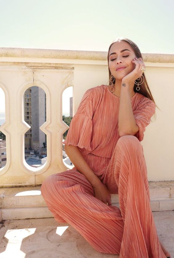 a spring pantsuit with a textural top and high waist pants done in Peach Fuzz is a trendy idea