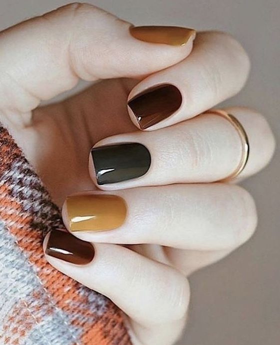 a super bold fall-colored mismatching manicure like this one will definitely catch all the eyes and make your look bolder and lovelier
