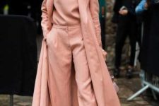 a total Peach Fuzz look with a turtleneck, pants, a trench and shoes is amazing for spring