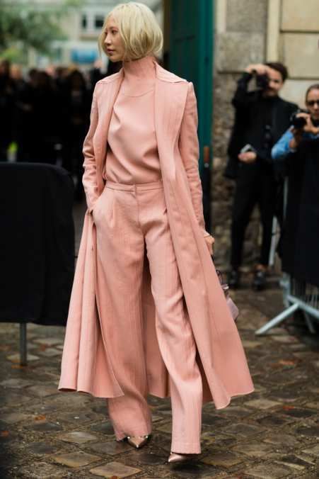 a total Peach Fuzz look with a turtleneck, pants, a trench and shoes is amazing for spring