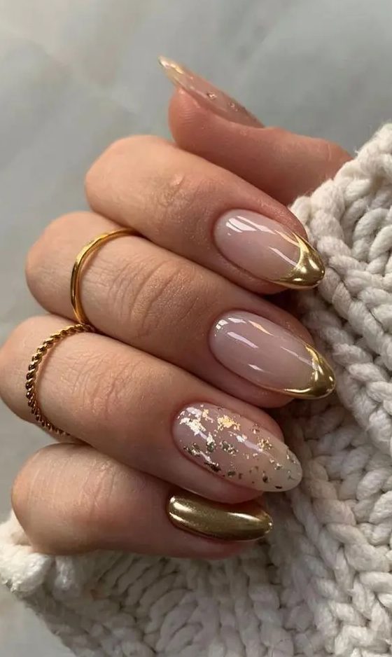 almond nails with shiny gold tips and an accent nail done with gold foil are amazing for a glam bride, they add a touch of shine