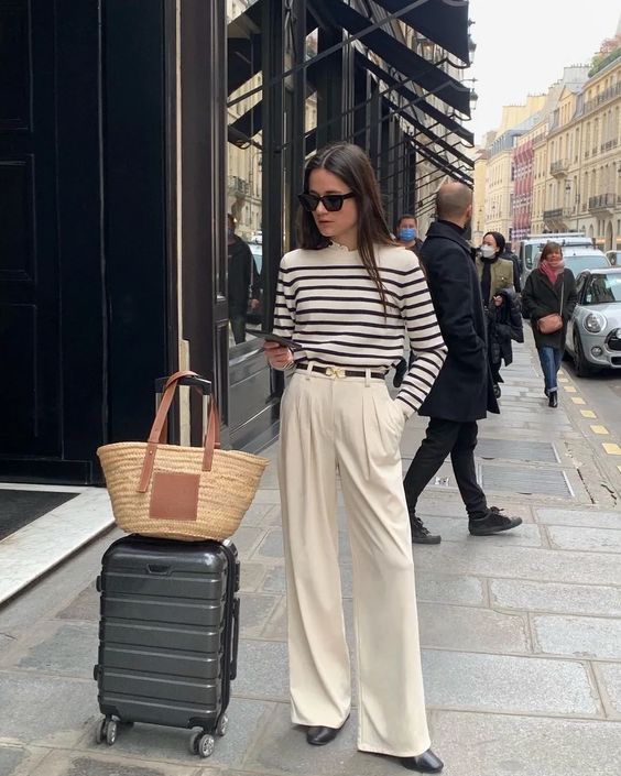an old money outfit with a striped top, creamy trousers, black shoes, a black belt and a woven bag is a cool idea