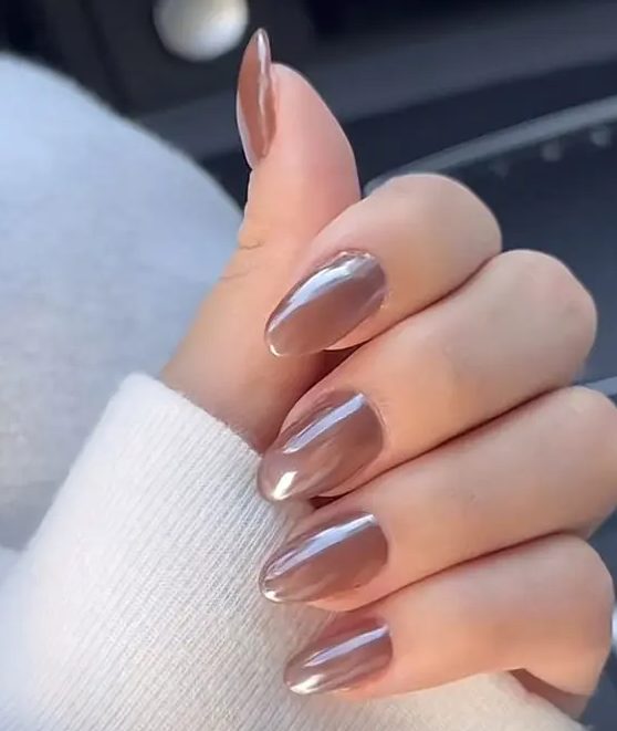 brown chrome nails will be amazing for a fall outfit, this is a soft fall-inspired touch of color