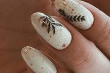 creamy boho nails with tan and red splatters and some painted leaves are adorble for spring, summer and fall looks