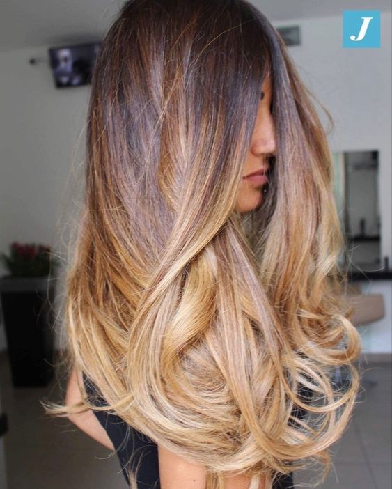 extra long and volumetric hair from dark brunette to bronde and golden blonde, with a lot of volume and waves is amazing